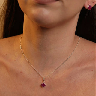 Conjunto trevo rosa banhado a prata 925 da UNA Semijoias em fundo branco, com pingente de trevo claro e delicado em destaque.