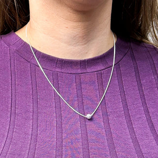 Close do colar veneziana com bola lisa 6mm banhado a prata 925, da UNA Semijoias, no colo da nossa modelo Iole .