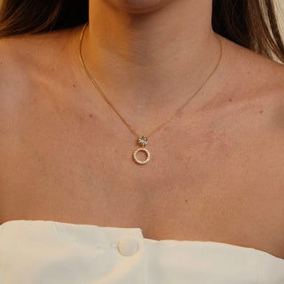 Colar com zircônia grande e círculo vazado cravejado banhado a ouro 18k da UNA Semijoias, sofisticado e moderno.
