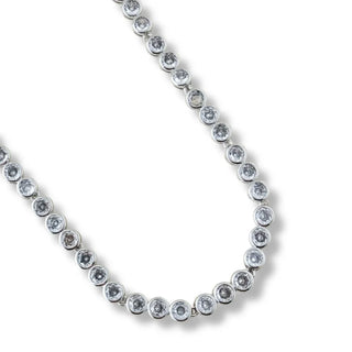  colar riviera com cravação inglesa banhado a ródio da UNA Semijoias e Aço em close, com acabamento sofisticado
