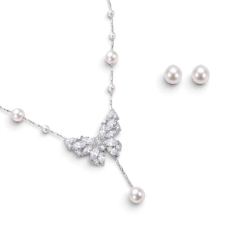     Conjunto borboleta com pérolas banhado a prata 925 da UNA em fundo branco, com colar e brincos em destaque