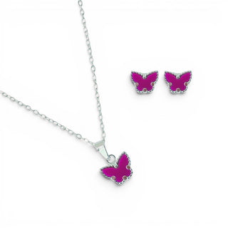 Conjunto borboleta rosa banhado a prata 925 da UNA Semijoias em fundo branco, com pingente de borboleta esmaltada e corrente fina centralizada.