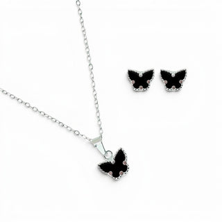 Conjunto borboleta preto banhado a prata 925 da UNA Semijoias em fundo branco, com pingente de borboleta esmaltada e corrente fina centralizada.