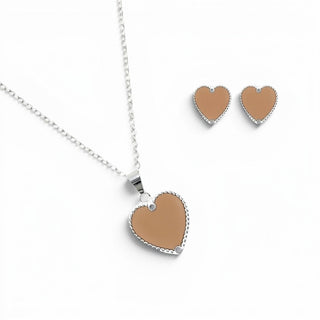 Conjunto com pingente de coração caramelo banhado a prata 925 da UNA Semijoias em fundo branco, em vista frontal.