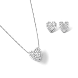 Conjunto coração cravejado com zircônias banhado a prata 925 da UNA Semijoias em fundo branco com corrente veneziana e brincos delicados