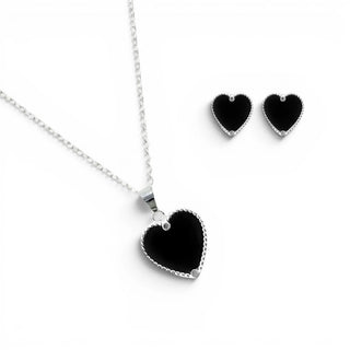 Conjunto com pingente de coração preto banhado a prata 925 da UNA Semijoias em fundo branco, em vista frontal.