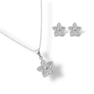Conjunto colar e brinco em formato de estrela frisada banhado a prata 925 da UNA Semijoias em fundo branco