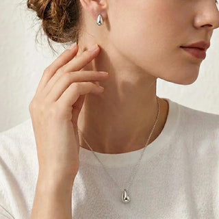 Conjunto gota lisa banhado a prata 925 da UNA Semijoias sendo usado, elegante e ideal para o dia a dia.