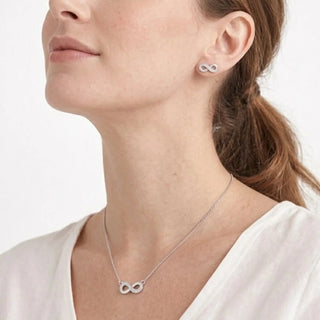 Conjunto infinito com zircônias banhado a prata 925 da UNA Semijoias sendo usado, elegante e ideal para o dia a dia.