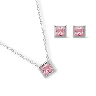 Conjunto quadrado rosa banhado a prata 925 da UNA em fundo branco, com colar e brincos de cravação inglesa
