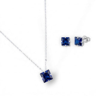 Conjunto colar e brinco com pedra azul quadrada banhado a prata 925 da UNA Semijoias em fundo neutro, design moderno e elegante.