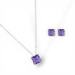 Conjunto colar e brinco quadrado com pedra roxa banhado a prata 925 da UNA Semijoias em fundo neutro, design sofisticado e elegante.
