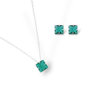 Conjunto quadrado com pedra de vidro verde banhado a prata 925 da UNA Semijoias em fundo branco, pingente quadrado em destaque no centro.