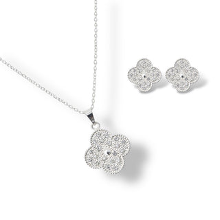 Conjunto trevo cravejado banhado a prata 925 da UNA Semijoias em fundo branco, semijoia hipoalergênica delicada para o dia a dia.