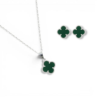 Conjunto trevo verde banhado a prata 925 da UNA Semijoias em fundo branco, pingente delicado em destaque.