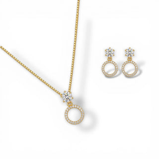 Colar com zircônia grande e círculo vazado cravejado banhado a ouro 18k da UNA Semijoias, sofisticado e moderno.