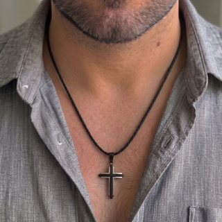 Corrente de aço preto com pingente de cruz da UNA no pescoço masculino, design sofisticado para uso diário