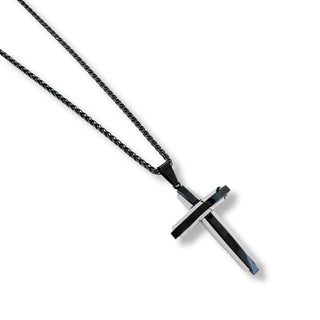Corrente de aço preto com pingente de cruz da UNA em fundo branco