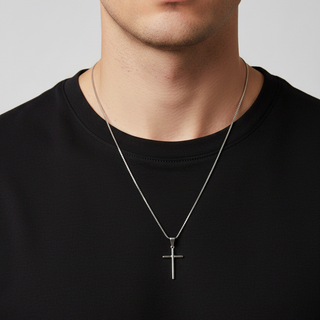A Corrente de Aço Masculina com Pingente de Cruz Fina da UNA traz um design discreto, simbólico e fácil de combinar