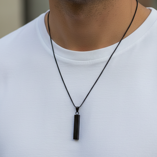 A Corrente de Aço Preto Masculina com Pingente Pai Nosso Retângulo da UNA combina acabamento escuro, mensagem simbólica e design moderno. O aço inox oferece resistência e praticidade para o uso diário.