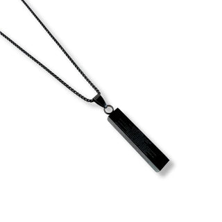 A Corrente de Aço Preto Masculina com Pingente Pai Nosso Retângulo da UNA combina acabamento escuro, mensagem simbólica e design moderno.
