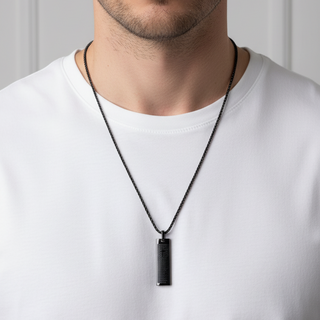 A Corrente de Aço Preto Masculina com Pingente Pai Nosso da UNA combina estilo urbano e significado em uma semijoia masculina de acabamento marcante