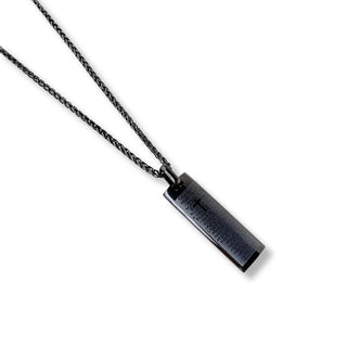 A Corrente de Aço Preto Masculina com Pingente Pai Nosso da UNA combina estilo urbano e significado em uma semijoia masculina de acabamento marcante