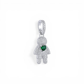 Pingente filho cravejado banhado a prata 925 da UNA, com zircônias e pedra verde em formato de coração, em fundo neutro