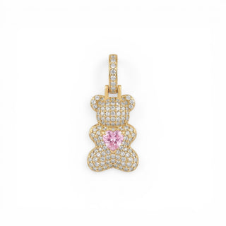Pingente urso cravejado com zircônia rosa banhado a ouro 18k da UNA, semijoia delicada em fundo neutro