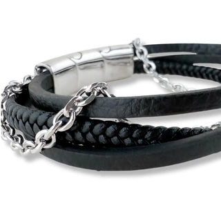 Pulseira de aço com couro preto e corrente da UNA, modelo unissex com design sofisticado em close no fundo branco