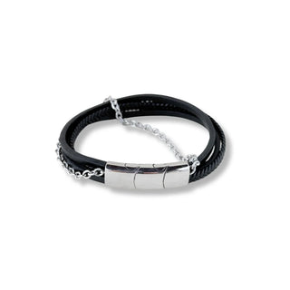 Pulseira de aço com couro preto e corrente da UNA, modelo unissex com design sofisticado em close
