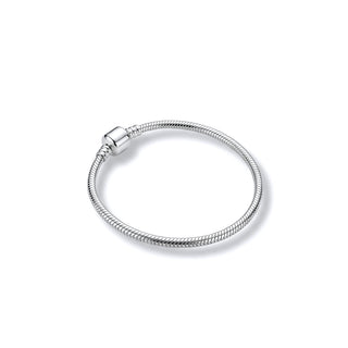 Pulseira berloque tradicional banhada a prata 925 da UNA em fundo neutro, com design sofisticado e acabamento elegante
