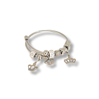Pulseira berloques rígida aço, design moderno e acabamento sofisticado UNA Semijoias.