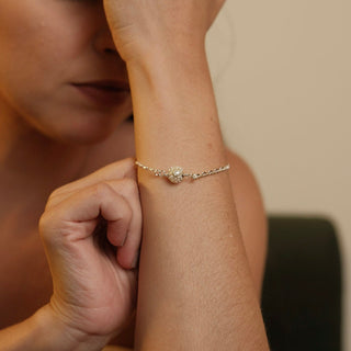 Pulseira com bola central cravejada banhada a prata 925 da UNA Semijoias em fundo branco, em vista frontal.