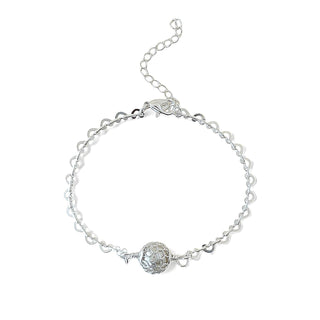 Pulseira com bola central cravejada banhada a prata 925 da UNA Semijoias em fundo branco, em vista frontal.