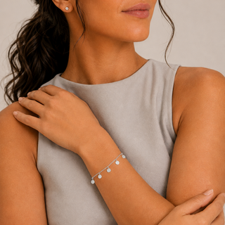 Pulseira chapinha redonda banhada a prata em uma modelo,  semijoia hipoalergênica  da UNA