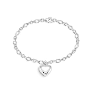 Pulseira feminina banhada a prata 925 da UNA em fundo branco, com pingente de coração liso, corrente de elos e fecho.