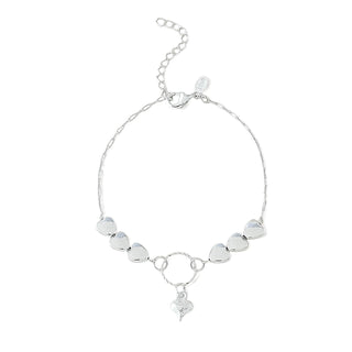 Pulseira com corações lisos e pingente central banhada a prata 925 da UNA Semijoias em fundo branco, em vista frontal.