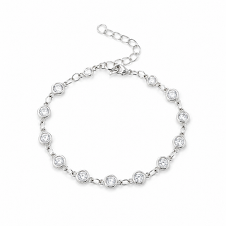 Pulseira corrente com detalhes de cristal banhada a prata 925 da UNA em fundo branco, semijoia hipoalergênica moderna para o dia a dia.