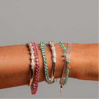 pulseira tela no pulso da modelo 