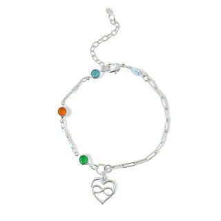 Pulseira com cristais coloridos e pingente de coração infinito banhada a prata 925 da UNA Semijoias em fundo branco, em vista frontal.