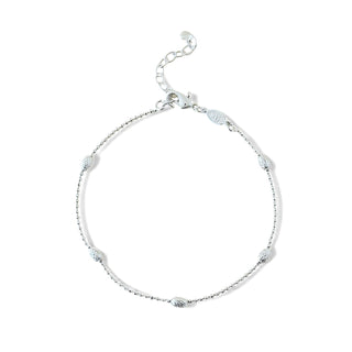 Pulseira delicada com esferas pequenas banhada a prata 925 da UNA Semijoias em fundo branco, em vista frontal.