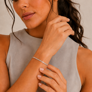 Pulseira fita banhada a prata minimalista no pulso feminino, UNA Semijoias