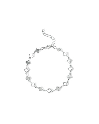 Pulseira mini trevo liso banhada a prata 925 da UNA Semijoias em fundo branco, semijoia hipoalergênica delicada e moderna para o dia a dia.