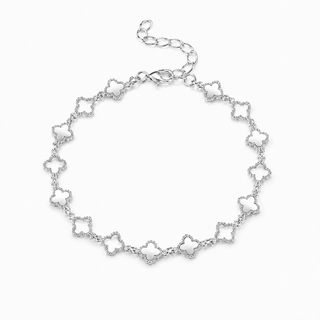 Pulseira mini trevo liso banhada a prata 925 da UNA  em fundo branco, semijoia hipoalergênica delicada e moderna para o dia a dia.