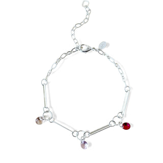 Pulseira com pingentes coloridos e detalhes retangulares banhada a prata 925 da UNA Semijoias em fundo branco, em vista frontal.