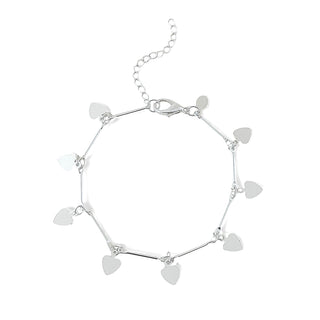 Pulseira com pingentes de coração e detalhes tubulares banhada a prata 925 da UNA Semijoias em fundo branco, em vista frontal.