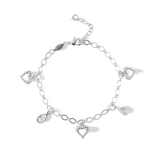 Pulseira com pingentes de coração vazado e gotas lisas banhada a prata 925 da UNA Semijoias em fundo branco, em vista frontal.