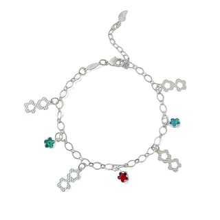 Pulseira com pingentes de flor e cristais coloridos banhada a prata 925 da UNA Semijoias em fundo branco, em vista frontal.