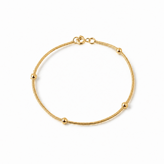 Pulseira rabo de rato com bolinhas banhada a ouro 18K da UNA  em fundo branco, semijoia hipoalergênica delicada para o dia a dia.